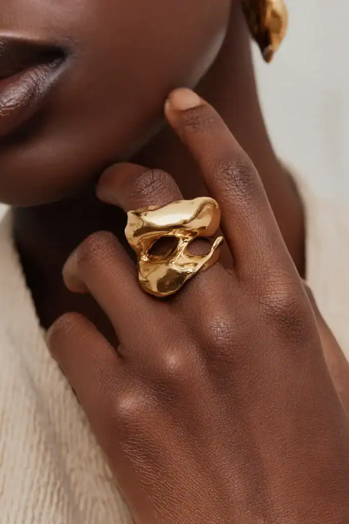 jewelry-photography-golden-statement-ring-naomi-eleonora