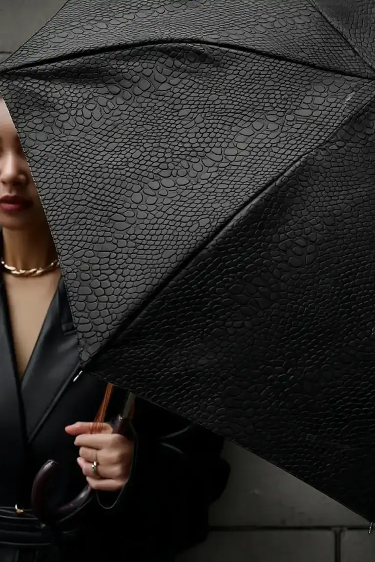 Woman_With_Luxury_Umbrella_SnakeSkin_Naomi_Eleonora.webp